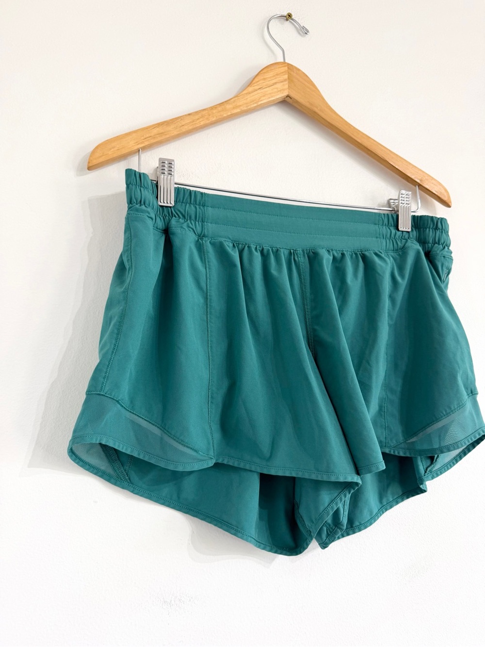 Lululemon Hotty Hot Low Rise Short 4"
Teal Lagoon running shorts - Picture 5 of 10